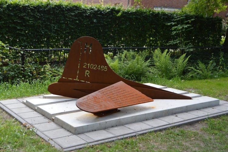Het monument voor een neergestorte Amerikaanse bommenwerper - Online